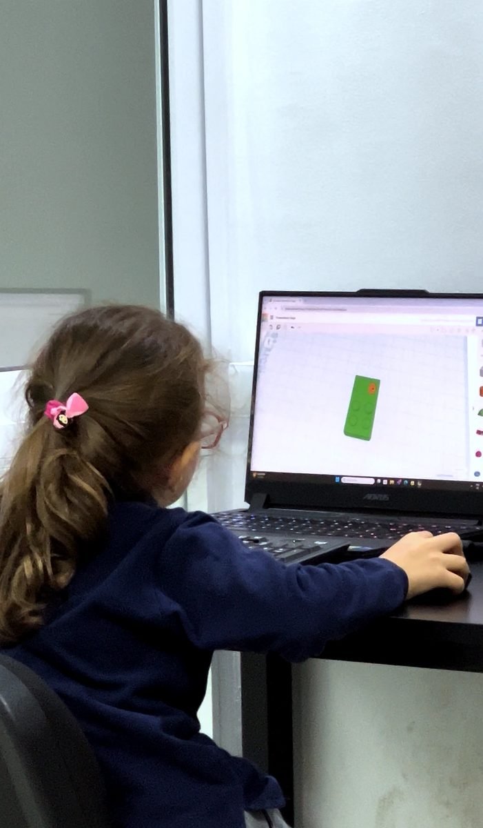 Équipe d'enfants travaillant ensemble